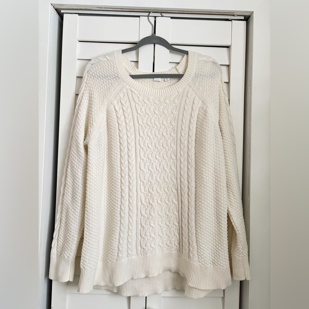 🔸GAP Women's Cream Cable Knit Sweater